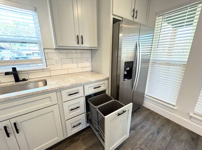 Building Photo - 3 Bedroom 2 Bathroom Home for Rent