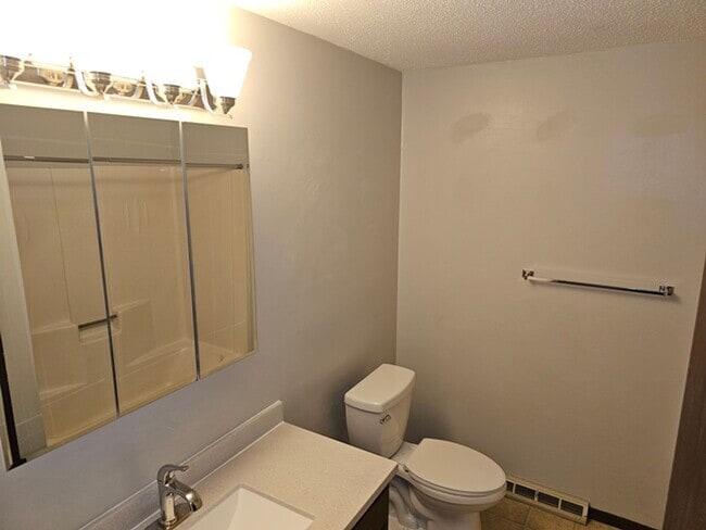 Building Photo - Large Two Bedroom Townhouse with Garage in...