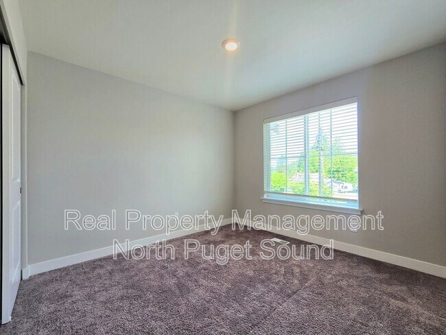 Building Photo - 8303 Gilman Wy