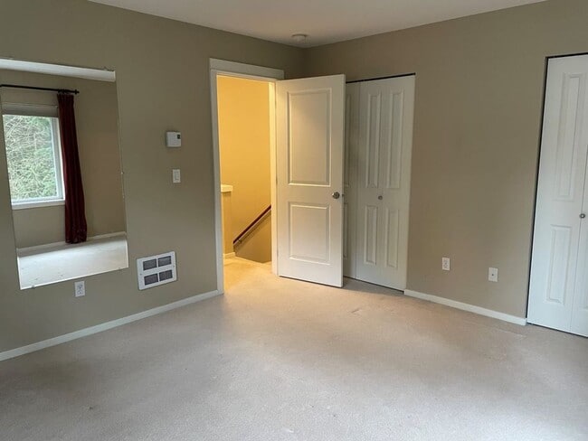 Building Photo - Stunning End Unit Townhome in desirable Redmond Ridge neighborhood; 2BD/2BA