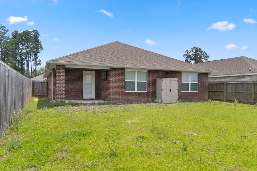 Building Photo - 7805 Lakeside Oaks Dr