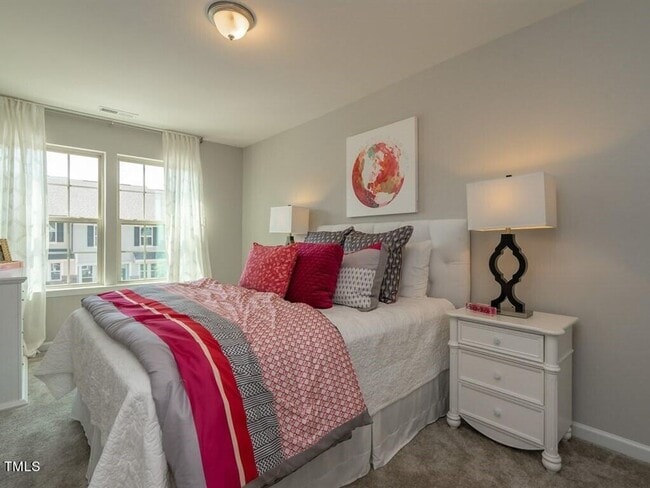 Building Photo - Gorgeous new townhome in the heart of Clay...