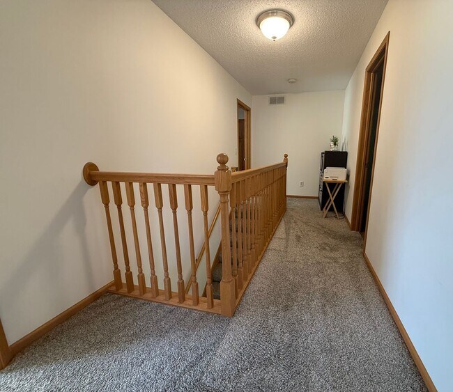 Building Photo - Lovely 3BR/3BA Otsego End Unit Townhome Available June!