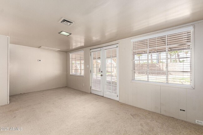 Building Photo - 809 N Gilbert Ave