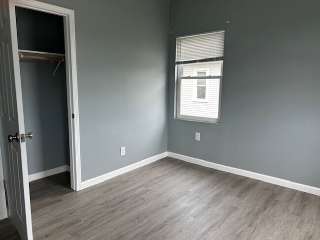 Building Photo - 425 Huffman Ave