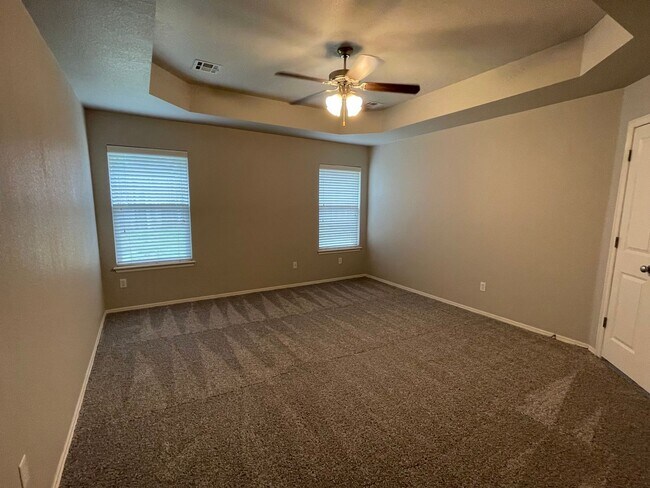 Building Photo - JENKS SCHOOLS - 3 bed with study and formal dining!!
