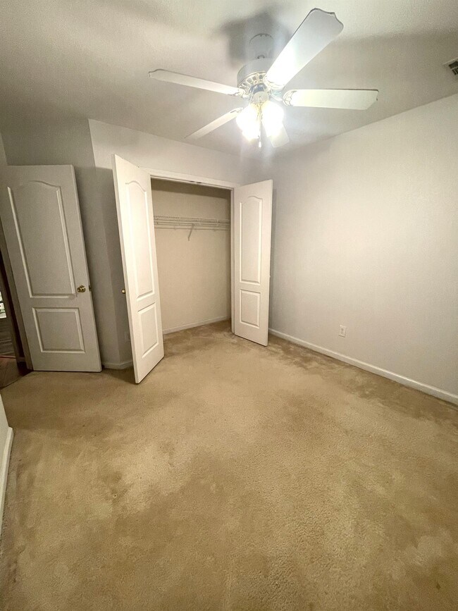 Building Photo - 729 Royal Oaks Dr