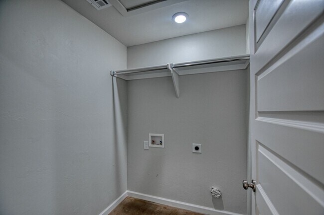 Building Photo - Brand New Construction in Varenna Landing! Storm shelter and lawn care included!