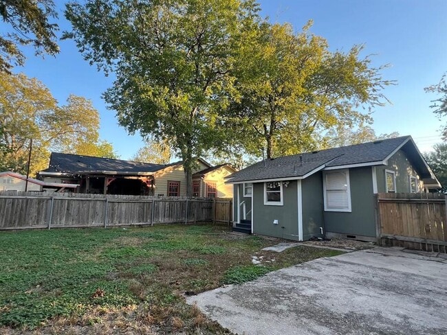 Building Photo - 928 E 56th St