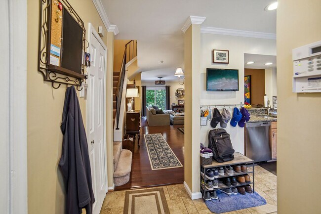 Building Photo - Wonderful 2BR/3.5BA townhouse located in B...