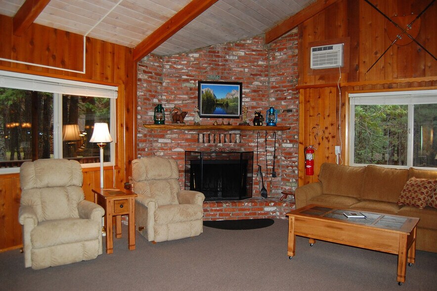 Building Photo - 8005 Cedar Cir