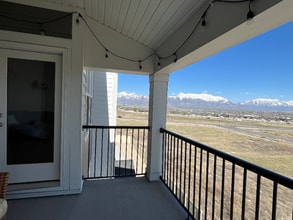 Building Photo - 927 W Coral Charm Wy