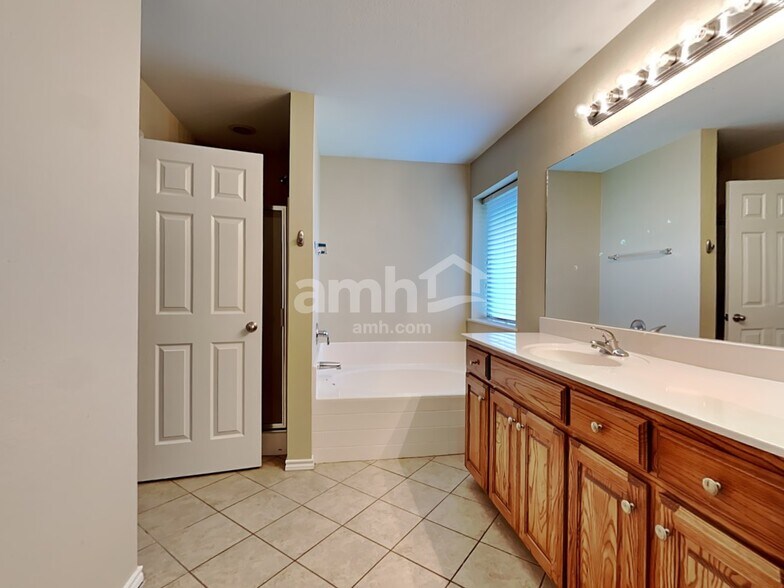 Building Photo - 1004 Lake Ridge Dr
