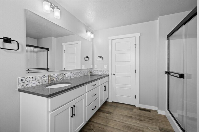 Building Photo - 3 bed, 3 bath with over 2000 sq ft!