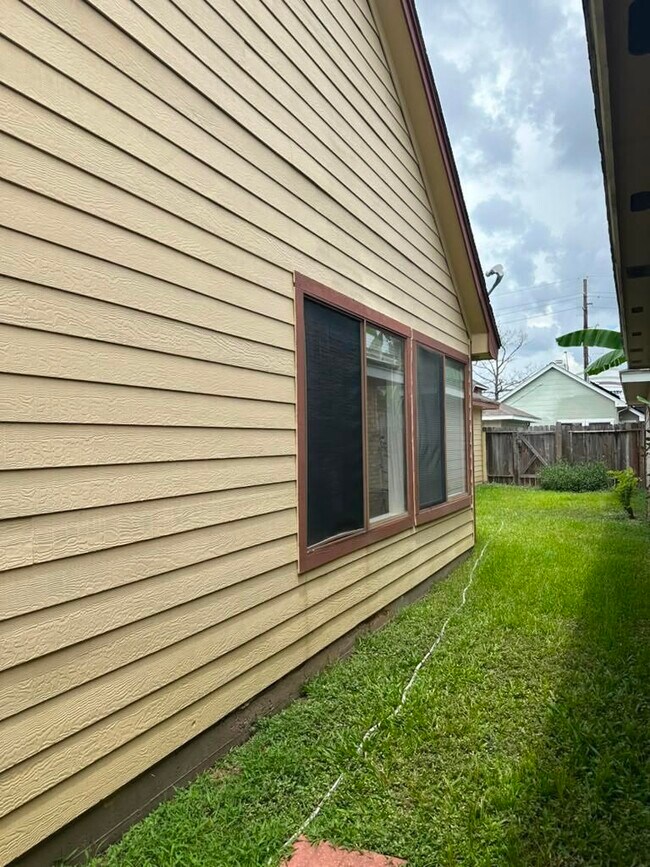 Building Photo - 8623 Beechcrest St