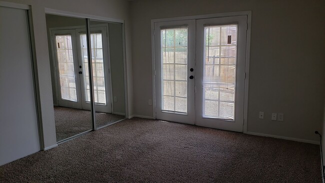 Building Photo - Clean! 2 bed 2 bath Town-home in Central P...