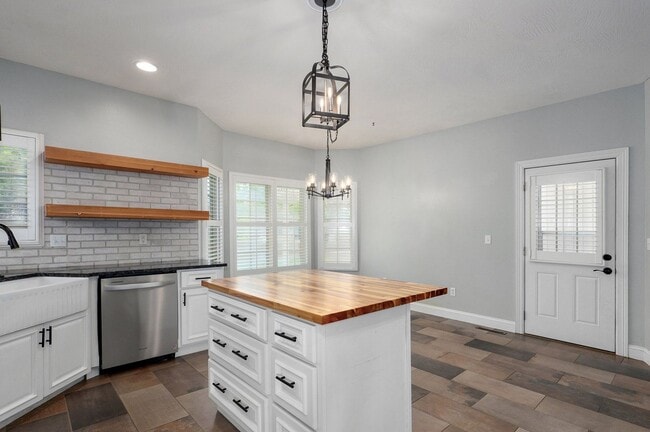 Building Photo - Stunning 4 Bedroom house for rent in Roger...