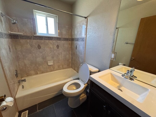 Building Photo - Beautiful 3 bedroom 2 bath.