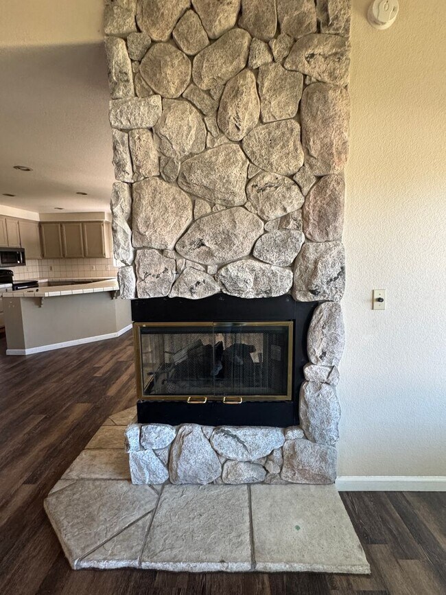 Building Photo - Beautiful Home Located in Gated Golf Course Community!!