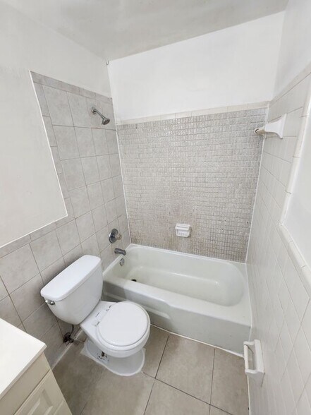 Building Photo - 5211 NW 17th Ct