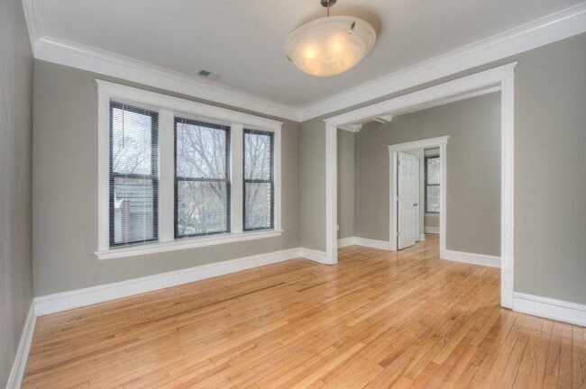 Building Photo - Gorgeous 2 bed 1 bath in the Edgewater area