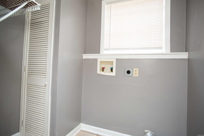 Building Photo - 504 W 33rd St