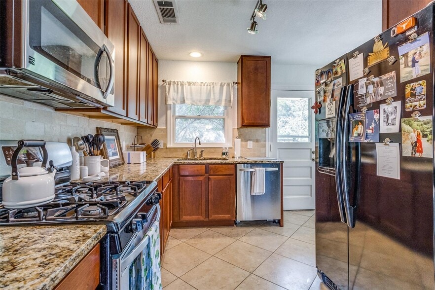 Building Photo - 3732 Seguin Dr