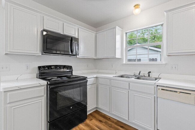 Building Photo - 1412 Hemphill St