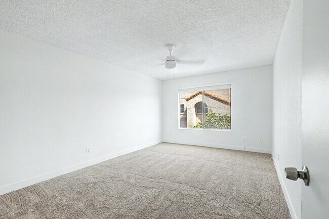 Building Photo - 818 S Westwood