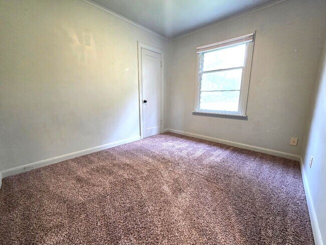 Building Photo - 3 Bedroom, 1 Bath Single Family Home!