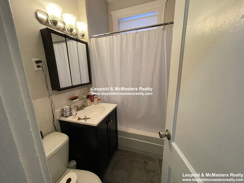 Building Photo - 164 Gardner St