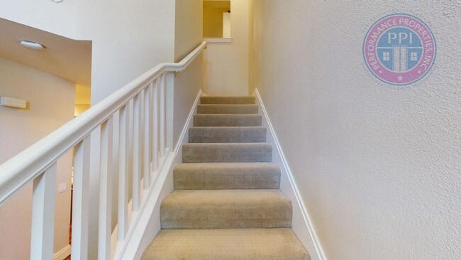 Building Photo - Stylish Townhouse, Luxury Amenities Throug...