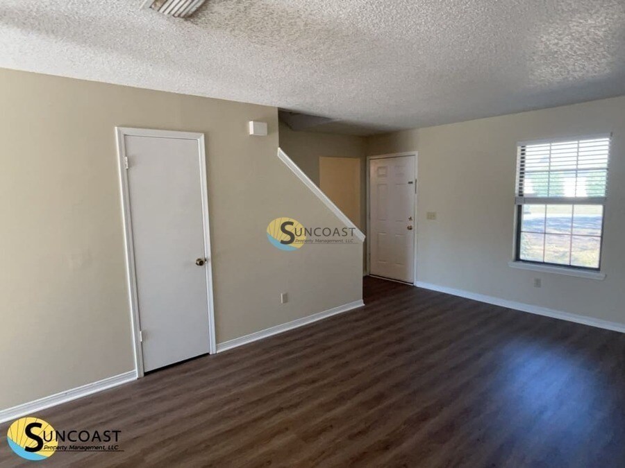 Building Photo - 8702 Bandera Cir S