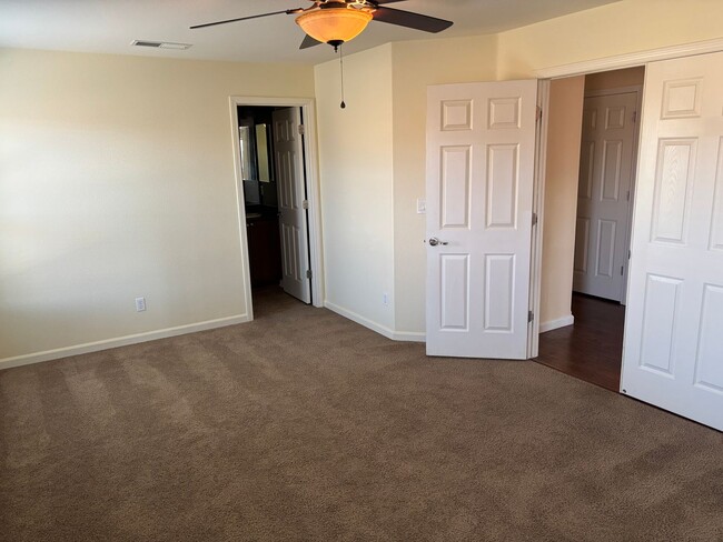 Building Photo - Wonderful 3 bedroom + Loft, 2.5 bathroom h...