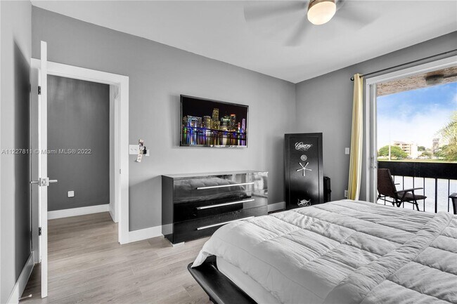 Building Photo - 9179 Fontainebleau Blvd