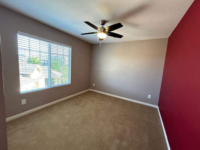 Building Photo - Beautiful 5-bedroom House in the Saddle Rock Area