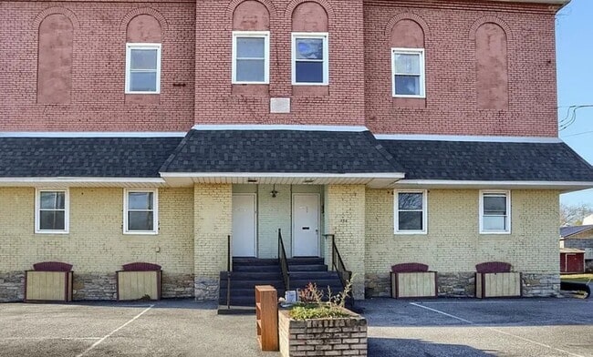 Building Photo - 643 S Wood St
