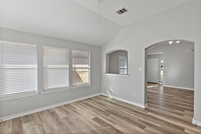 Building Photo - 1002 Crested Point Dr