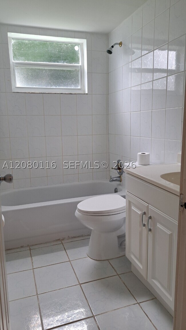 Building Photo - 1667 NE Miami Gardens Dr