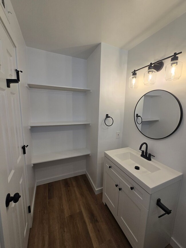 Building Photo - Freshly Remodeled & Full of Charm on Banbury