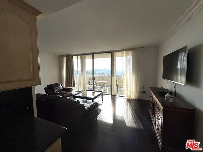 Building Photo - 4411 Los Feliz Blvd