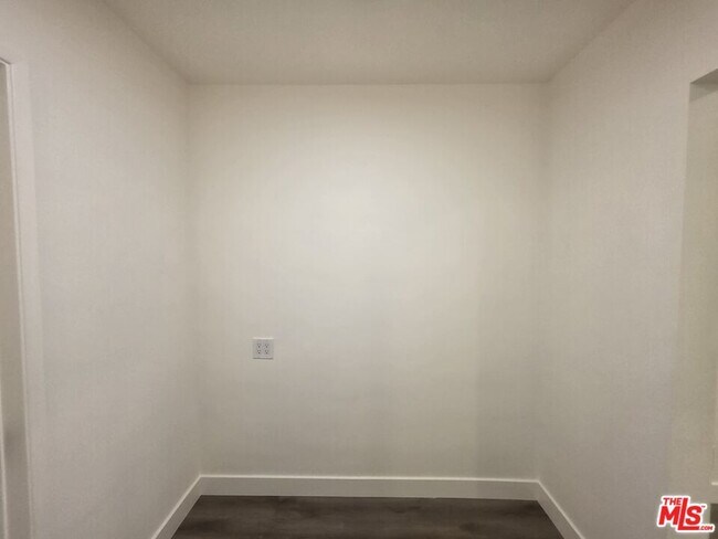 Building Photo - 707 Strand St