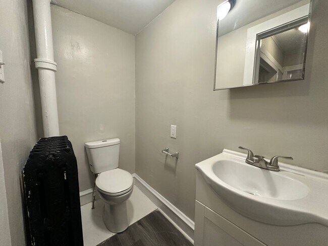 Building Photo - 832 N 5th St