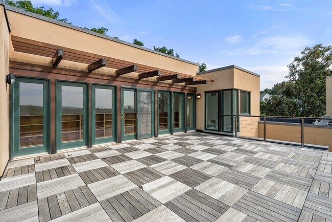 Building Photo - 225 Kenrick St