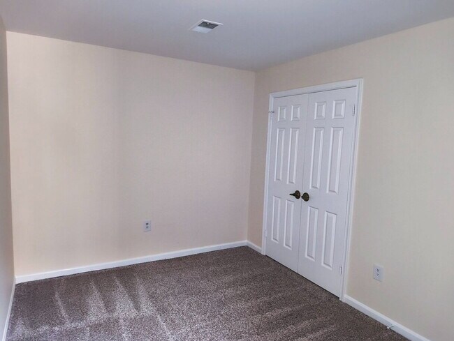 Building Photo - Charming Fair Woods Townhome Awaits