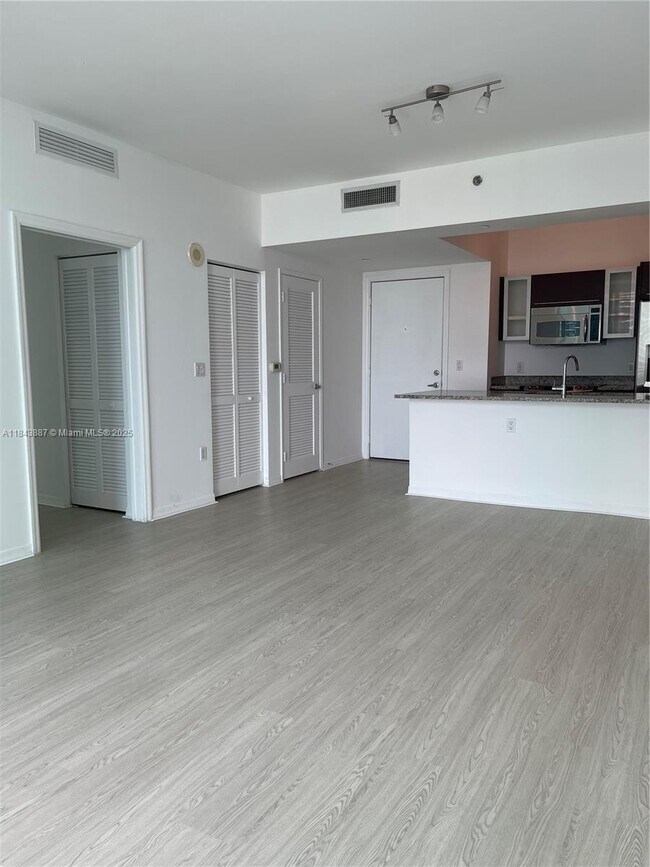 Building Photo - 951 Brickell Ave