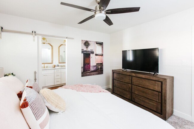 Building Photo - Stunning Remodel near Old Town!