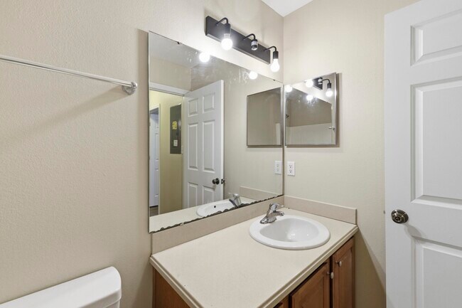 Building Photo - 1611 Quazar Rd