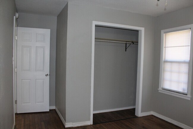 Building Photo - 3 bedrooms with appliances!