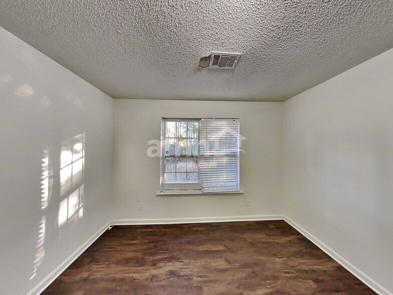 Building Photo - 41 Stallion Run